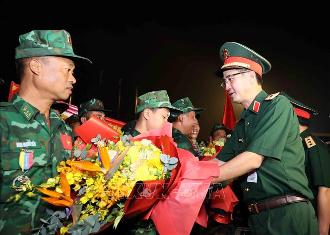 Lãnh đạo Bộ Quốc phòng tặng hoa chúc mừng đoàn. Ảnh: An Đăng - TTXVN