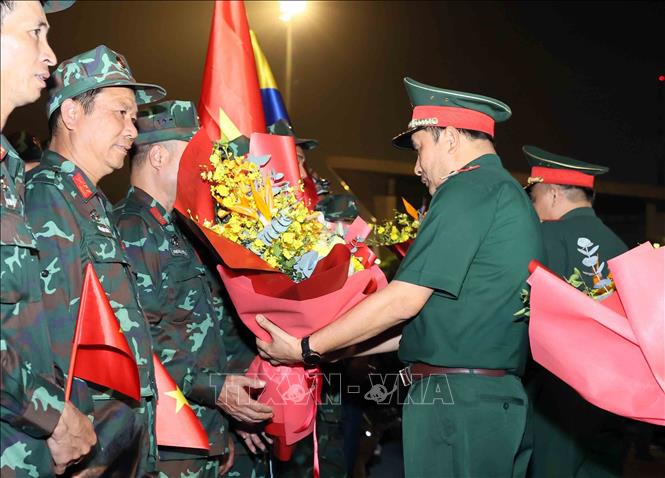 Lãnh đạo Bộ Quốc phòng tặng hoa chúc mừng đoàn. Ảnh: An Đăng - TTXVN