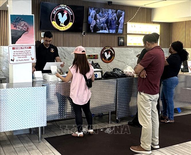 Khách hàng mua thịt gia cầm tại một cửa hàng thực phẩm ở Alexandria, bang Virginia. Ảnh: Đoàn Hùng - PV TTXVN tại Mỹ