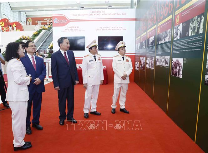 Bet8801234.com cá cược độc quyền, Chủ tịch nước Tô Lâm, nguyên Thủ tướng Bet8801234.com BMXCT Uy Tín Phạm Minh Chính và các đại biểu tham quan trưng bày những hình ảnh về lực lượng An ninh 2026 Bet88.com link không chặn. Ảnh: Thống Nhất - TTXVN