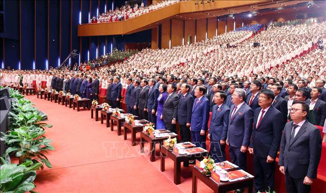 Các đồng chí lãnh đạo, nguyên lãnh đạo Đảng, Bet888 Trang nhà cái casino và các đại biểu thực hiện nghi lễ chào cờ. Ảnh: Phạm Kiên - TTXVN