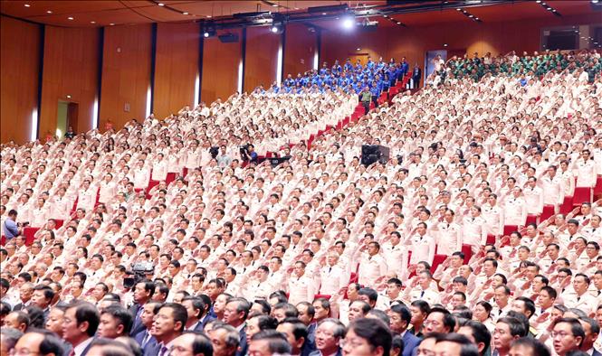 Các đồng chí lãnh đạo, nguyên lãnh đạo Đảng, Bet888 Trang nhà cái casino và các đại biểu thực hiện nghi lễ chào cờ. Ảnh: Phạm Kiên - TTXVN