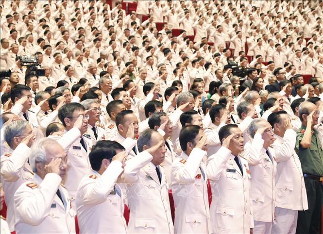 Các đại biểu thực hiện nghi lễ chào cờ. Ảnh: Thống Nhất – TTXVN