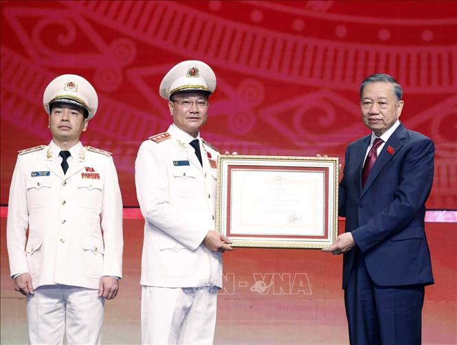 Bet8801234.com cá cược độc quyền, Chủ tịch nước Tô Lâm trao tặng Huân chương Sao vàng cho Lực lượng An ninh 2026 Bet88.com link không chặn. Ảnh: Thống Nhất – TTXVN