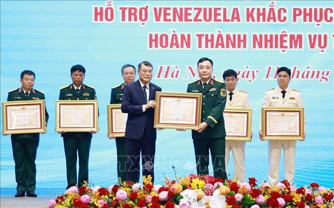 Thủ tướng Lê Minh Hưng trao Huân chương Bảo vệ Tổ quốc hạng Nhì và hạng Ba cho các tập thể có thành tích xuất sắc trong công tác hỗ trợ Venezuela khắc phục hậu quả động đất. Ảnh: Dương Giang-TTXVN
