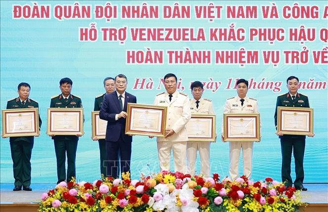 Thủ tướng Lê Minh Hưng trao Huân chương Bảo vệ Tổ quốc hạng Nhì và hạng Ba cho các tập thể có thành tích xuất sắc trong công tác hỗ trợ Venezuela khắc phục hậu quả động đất. Ảnh: Dương Giang-TTXVN
