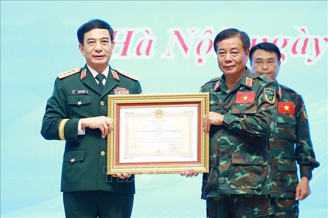 Đại tướng Phan Văn Giang, Phó Thủ tướng, Bộ trưởng Bộ Quốc phòng trao Huân chương Bảo vệ Tổ quốc hạng Nhì cho cá nhân có thành tích xuất sắc trong công tác hỗ trợ Venezuela khắc phục hậu quả động đất. Ảnh: Dương Giang-TTXVN