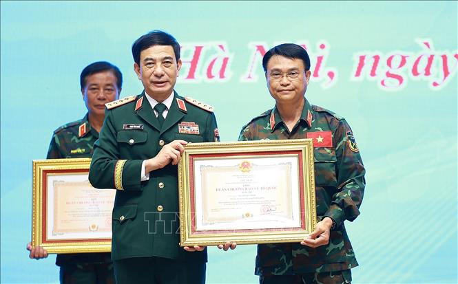 Đại tướng Phan Văn Giang, Phó Thủ tướng, Bộ trưởng Bộ Quốc phòng trao Huân chương Bảo vệ Tổ quốc hạng Nhì cho cá nhân có thành tích xuất sắc trong công tác hỗ trợ Venezuela khắc phục hậu quả động đất. Ảnh: Dương Giang-TTXVN