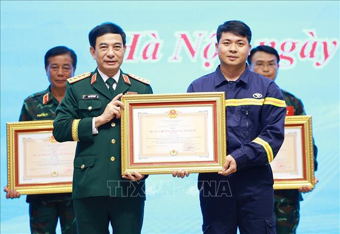 Đại tướng Phan Văn Giang, Phó Thủ tướng, Bộ trưởng Bộ Quốc phòng trao Huân chương Bảo vệ Tổ quốc hạng hạng Ba cho cá nhân có thành tích xuất sắc trong công tác hỗ trợ Venezuela khắc phục hậu quả động đất. Ảnh: Dương Giang-TTXVN