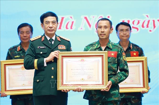 Đại tướng Phan Văn Giang, Phó Thủ tướng, Bộ trưởng Bộ Quốc phòng trao Huân chương Bảo vệ Tổ quốc hạng hạng Ba cho cá nhân có thành tích xuất sắc trong công tác hỗ trợ Venezuela khắc phục hậu quả động đất. Ảnh: Dương Giang-TTXVN