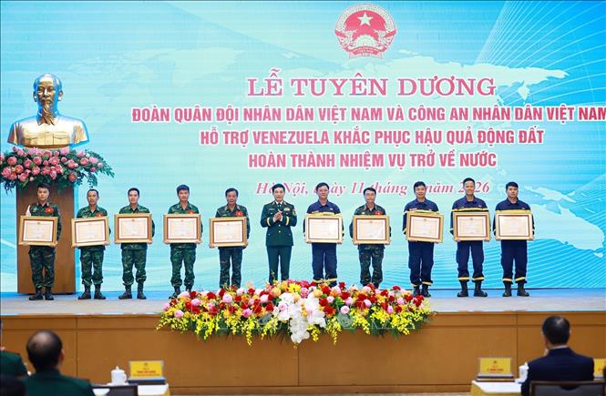 Đại tướng Phan Văn Giang, Phó Thủ tướng, Bộ trưởng Bộ Quốc phòng trao Huân chương Bảo vệ Tổ quốc hạng hạng Nhì và hạng Ba cho các cá nhân có thành tích xuất sắc trong công tác hỗ trợ Venezuela khắc phục hậu quả động đất. Ảnh: Dương Giang-TTXVN