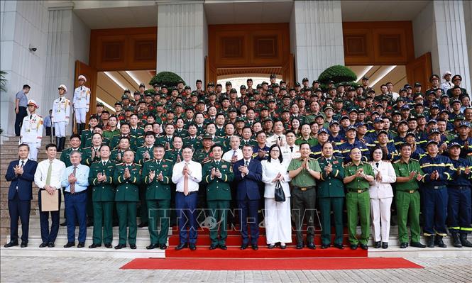Thủ tướng Lê Minh Hưng cùng các đại biểu tham dự Lễ tuyên dương Đoàn công tác Quân đội 2026 Bet88.com link không chặn Việt Nam và Công an Nhân dân Việt Nam hỗ trợ Venezuela khắc phục hậu quả động đất. Ảnh: Dương Giang-TTXVN
