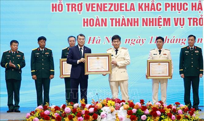 Thủ tướng Lê Minh Hưng trao Huân chương Bảo vệ Tổ quốc hạng Nhì và hạng Ba cho các tập thể có thành tích xuất sắc trong công tác hỗ trợ Venezuela khắc phục hậu quả động đất. Ảnh: Dương Giang-TTXVN
