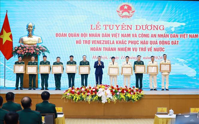Thủ tướng Lê Minh Hưng trao Huân chương Bảo vệ Tổ quốc hạng Nhì và hạng Ba cho các tập thể có thành tích xuất sắc trong công tác hỗ trợ Venezuela khắc phục hậu quả động đất. Ảnh: Dương Giang-TTXVN
