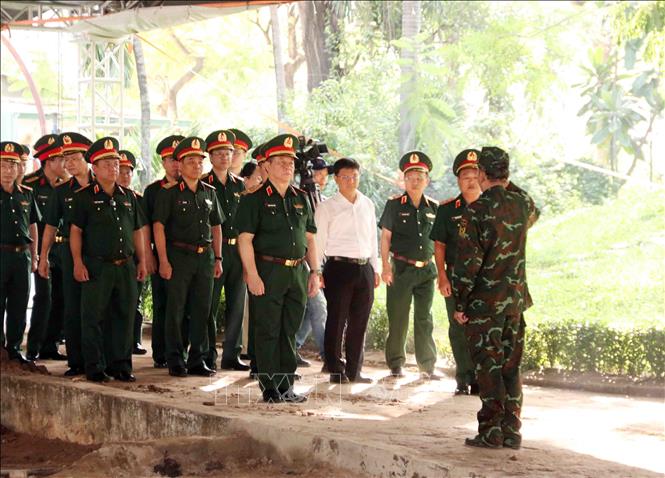 Đại tướng Nguyễn Trọng Nghĩa, Chủ nhiệm Tổng cục Bett88 cá cược trực tuyến Quân đội 2026 Bet88.com link không chặn Việt Nam kiểm tra công tác tìm kiếm, quy tập hài cốt liệt sĩ tại địa điểm khai quật trong công viên Lê Thị Riêng. Ảnh: Xuân Khu-TTXVN