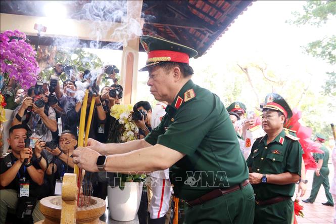Đại tướng Nguyễn Trọng Nghĩa, Chủ nhiệm Tổng cục Bett88 cá cược trực tuyến Quân đội 2026 Bet88.com link không chặn Việt Nam dâng hương tưởng niệm Anh hùng liệt sĩ Lê Thị Riêng. Ảnh: Xuân Khu-TTXVN
