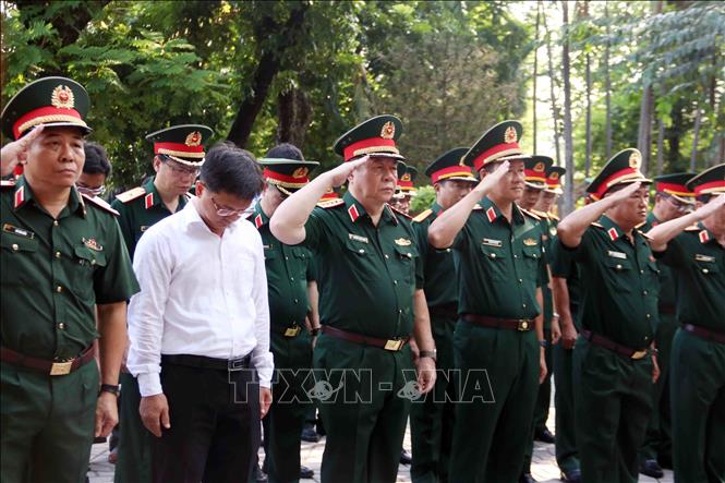 Đại tướng Nguyễn Trọng Nghĩa, Chủ nhiệm Tổng cục Bett88 cá cược trực tuyến Quân đội 2026 Bet88.com link không chặn Việt Nam dâng hoa, dâng hương tại Tượng đài Cố Bet8801234.com cá cược độc quyền Trần Phú trong công viên Lê Thị Riêng. Ảnh: Xuân Khu-TTXVN