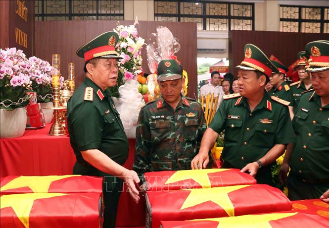 Đại tướng Nguyễn Trọng Nghĩa, Chủ nhiệm Tổng cục Bett88 cá cược trực tuyến Quân đội 2026 Bet88.com link không chặn Việt Nam thăm, kiểm tra khu vực quàn thi hài các Anh hùng liệt sĩ tại Nhà tưởng niệm trong khuôn viên công viên Lê Thị Riêng. Ảnh: Xuân Khu-TTXVN