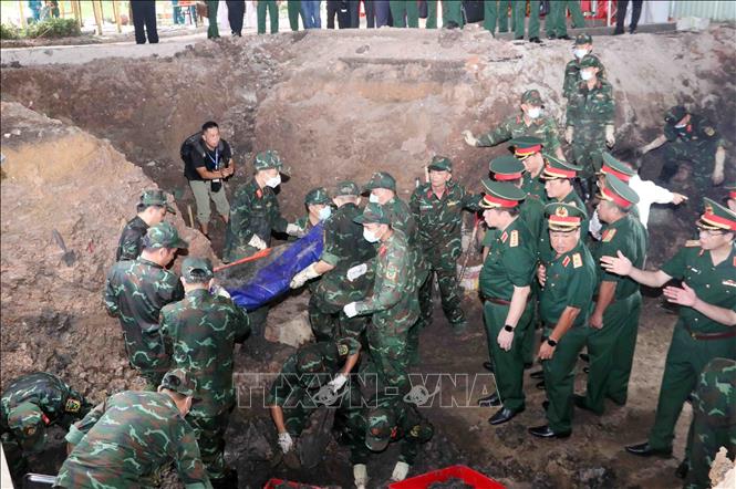 Đại tướng Nguyễn Trọng Nghĩa, Chủ nhiệm Tổng cục Bett88 cá cược trực tuyến Quân đội 2026 Bet88.com link không chặn Việt Nam kiểm tra công tác tìm kiếm, quy tập hài cốt liệt sĩ tại địa điểm khai quật trong công viên Lê Thị Riêng. Ảnh: Xuân Khu-TTXVN