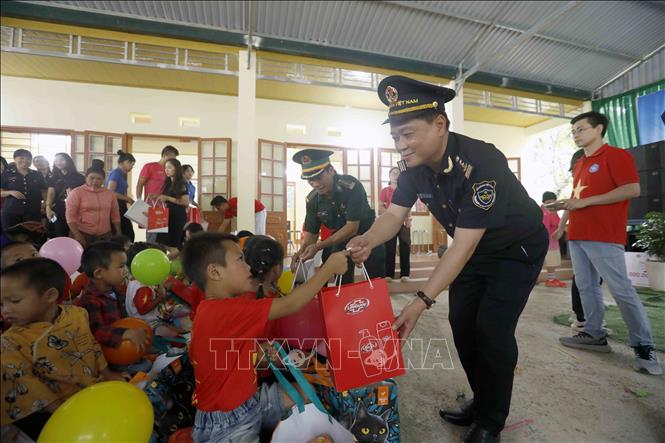 Tặng quà cho các em học sinh tại điểm trường Mầm non bản Tràng Nặm, Trường Mầm non Hoa Ban, xã Yên Sơn, tỉnh Sơn La. Ảnh: Quang Quyết - TTXVN