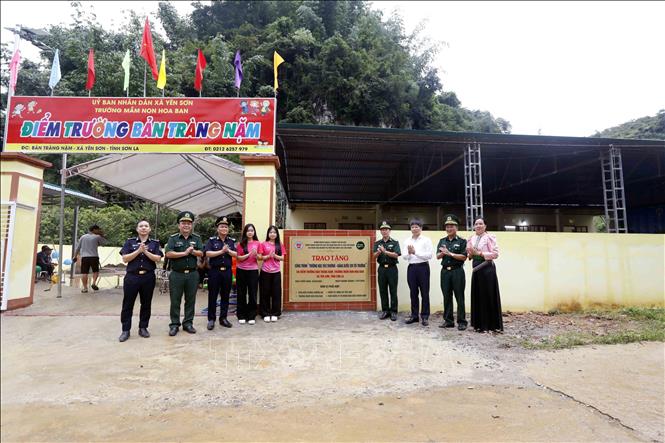 Bet888 football thực hiện nghi thức gắn biển công trình điểm trường Mầm non bản Tràng Nặm, Trường Mầm non Hoa Ban, xã Yên Sơn, tỉnh Sơn La. Ảnh: Quang Quyết - TTXVN