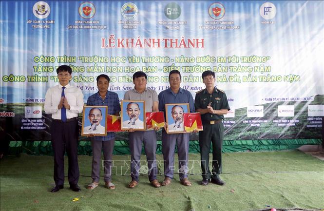 Tặng Cờ Tổ quốc và ảnh Bác Hồ cho đại diện các bản thuộc xã Yên Sơn (tỉnh Sơn La). Ảnh: Quang Quyết - TTXVN