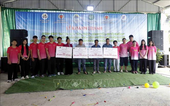Trao biểu trưng số tiền tài trợ các công trình cho đại diện các bản ở xã Yên Sơn. Ảnh: Quang Quyết - TTXVN