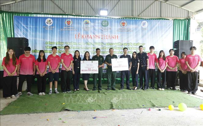 Trao biểu trưng số tiền tài trợ các công trình cho Đồn Biên phòng Chiềng On. Ảnh: Quang Quyết - TTXVN