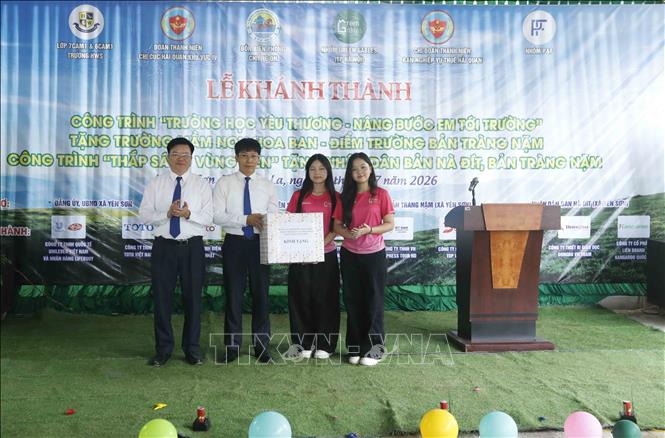 Lãnh đạo xã Yên Sơn tặng quà cho đại diện các đơn vị tài trợ. Ảnh: Quang Quyết - TTXVN