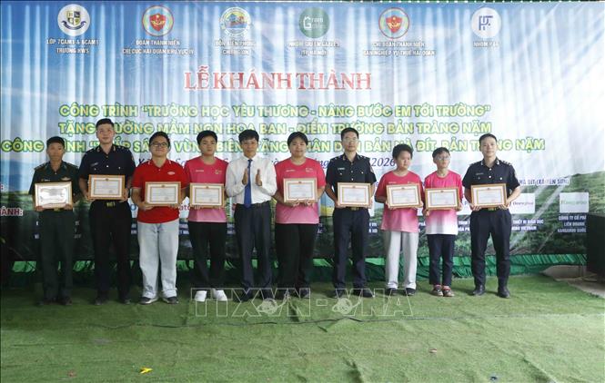 Trao tặng Giấy khen của Chủ tịch UBND xã Yên Sơn cho các tập thể. Ảnh: Quang Quyết - TTXVN