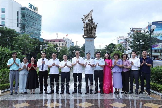 Các đại biểu dự lễ Bàn giao và đưa vào sử dụng Dự án Khối biểu tượng nghệ thuật 17-10. Ảnh: Anh Tuấn – TTXVN