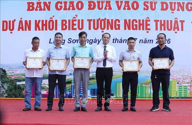 Sở Văn hoá Thể thao và Du lịch tỉnh Lạng Sơn tặng Giấy khen cho các tập thể, cá nhân có thành tích xuất sắc trong việc thực hiện vượt tiến độ dự án. Ảnh: Anh Tuấn – TTXVN