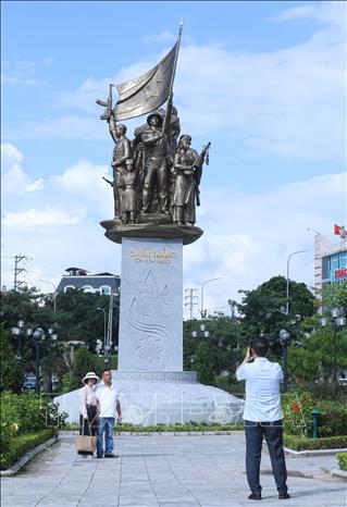Khối biểu tượng nghệ thuật 17-10 góp phần hoàn thiện cảnh quan và mỹ quan đô thị tại trung tâm phường Đông Kinh (Lạng Sơn). Ảnh: Anh Tuấn – TTXVN