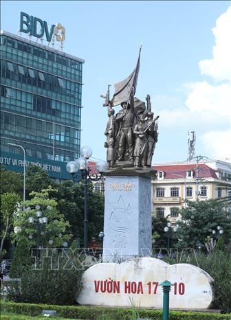 Khối biểu tượng nghệ thuật 17-10. Ảnh: Anh Tuấn – TTXVN
