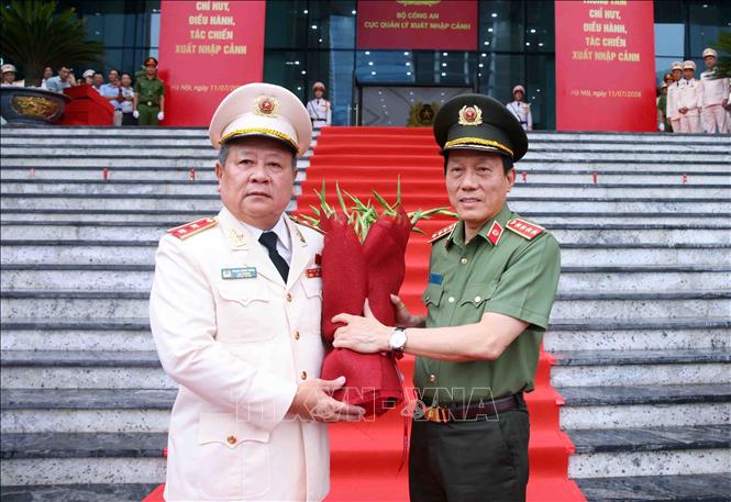 Trung tướng Phạm Đăng Khoa, Cục trưởng Cục Quản lý xuất nhập cảnh đón Đại tướng Lương Tam Quang, Bộ trưởng Bộ Công an. Ảnh: Phạm Kiên - TTXVN