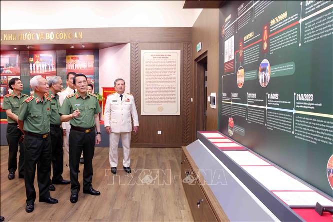 Đại tướng Lương Tam Quang, Bộ trưởng Bộ Công an với các đại biểu tham quan phòng truyền thống của Cục Quản lý xuất nhập cảnh. Ảnh: Phạm Kiên - TTXVN