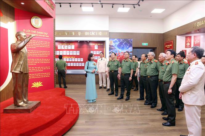 Đại tướng Lương Tam Quang, Bộ trưởng Bộ Công an với các đại biểu tham quan phòng truyền thống của Cục Quản lý xuất nhập cảnh. Ảnh: Phạm Kiên - TTXVN