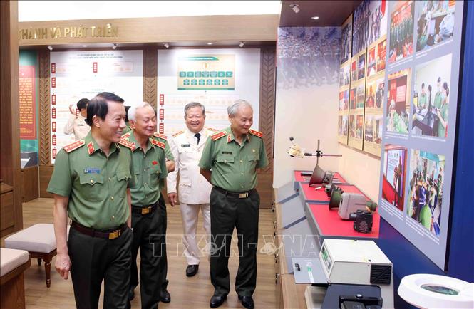 Đại tướng Lương Tam Quang, Bộ trưởng Bộ Công an với các đại biểu tham quan phòng truyền thống của Cục Quản lý xuất nhập cảnh. Ảnh: Phạm Kiên - TTXVN