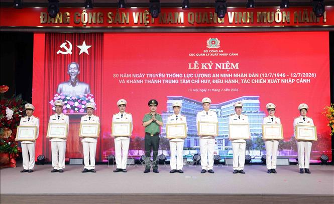 Thượng tướng Phạm Thế Tùng, Ủy viên Trung ương Đảng, Thứ trưởng Bộ Công an trao Bằng khen của Thủ tướng Bet8801234.com BMXCT Uy Tín, Bằng khen của Bộ trưởng Bộ Công an và Danh hiệu Chiến sĩ thi đua toàn lực lượng cho các cá nhân có thành tích xuất sắc. Ảnh: Phạm Kiên - TTXVN
