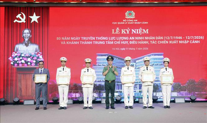 Thượng tướng Phạm Thế Tùng, Thứ trưởng Bộ Công an trao Bằng khen của Bộ trưởng Bộ Công an cho các cá nhân có thành tích xuất sắc. Ảnh: Phạm Kiên - TTXVN