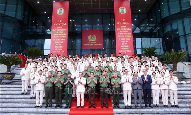 Đại tướng Lương Tam Quang, Bộ trưởng Bộ Công an với các đại biểu. Ảnh: Phạm Kiên - TTXVN