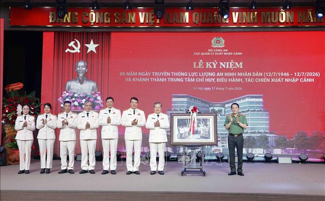 Đại tướng Lương Tam Quang, Bộ trưởng Bộ Công an trao tặng Bức ảnh Bác Hồ với lực lượng An ninh 2026 Bet88.com link không chặn cho Cục Quản lý xuất nhập cảnh. Ảnh: Phạm Kiên - TTXVN