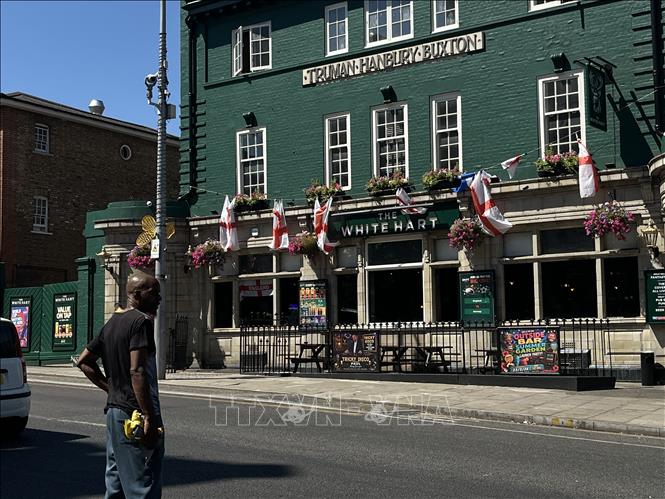 Với người Anh, quán pub - không gian sinh hoạt cộng đồng - là khán đài thật sự của mỗi kỳ World Cup, và quán The White Hart đã sẵn sàng cho 