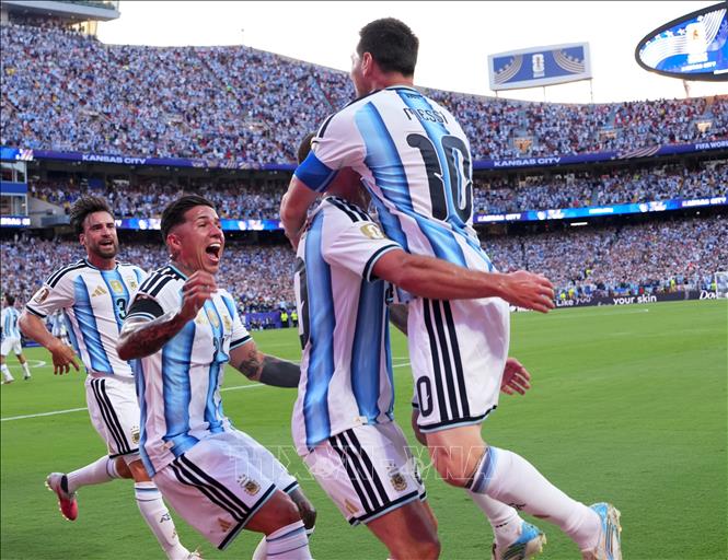 Các cầu thủ Argentina ăn mừng bàn thắng mở tỷ số trận đấu ở phút thứ 10. Ảnh: THX/TTXVN phát