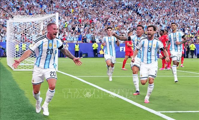 Tiền vệ Alexis Mac Allister (số 20) của Argentina ăn mừng sau khi ghi bàn thắng mở tỷ số trận đấu ở phút thứ 10. Ảnh: THX/TTXVN phát