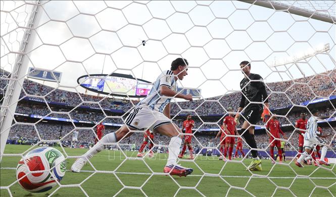 Thủ thành Thụy Sĩ Gregor Kobel để thủng lưới sau pha đánh đầu hiểm hóc của tiền vệ Argentina Alexis Mac Allister. Ảnh: THX/TTXVN phát