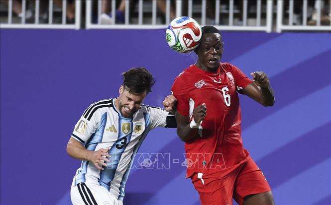 Pha tranh bóng giữa Nicolas Tagliafico (trái) của Argentina và Denis Zakaria của Thụy Sĩ. Ảnh: THX/TTXVN phát