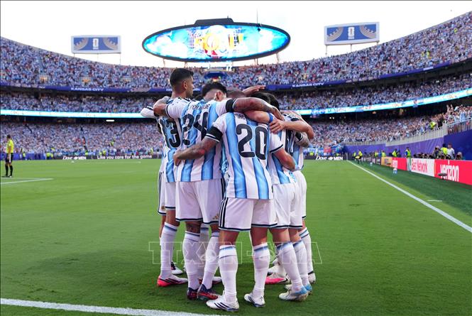 Các cầu thủ Argentina ăn mừng bàn thắng vào lưới Thụy Sĩ ở phút thứ 10 của trận đấu. Ảnh: THX/TTXVN phát