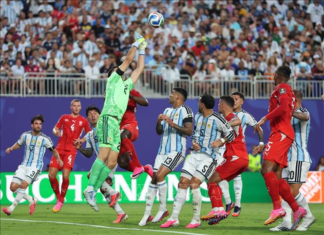 Pha cứu thua của thủ thành Argentina Emiliano Martinez. Ảnh: THX/TTXVN phát