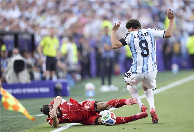 Pha tranh bóng quyết liệt giữa Ricardo Rodriguez (trái) của Thụy Sĩ và Julian Alvarez của Argentina. Ảnh: THX/TTXVN phát